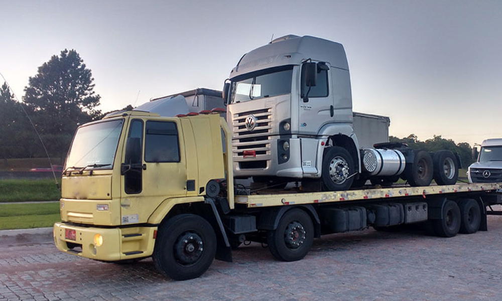 Auto Socorro, mecânico rápido, Assistência mecânica urgente, Reparo e transporte seguro de veículos, Atendimento automotivo emergencial em Curitiba.